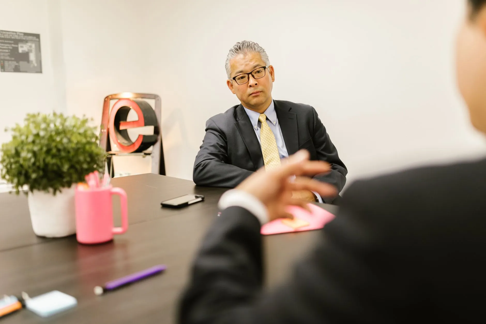 家用整理箱与储物柜材质对比：塑料、无纺布与实木选购要点