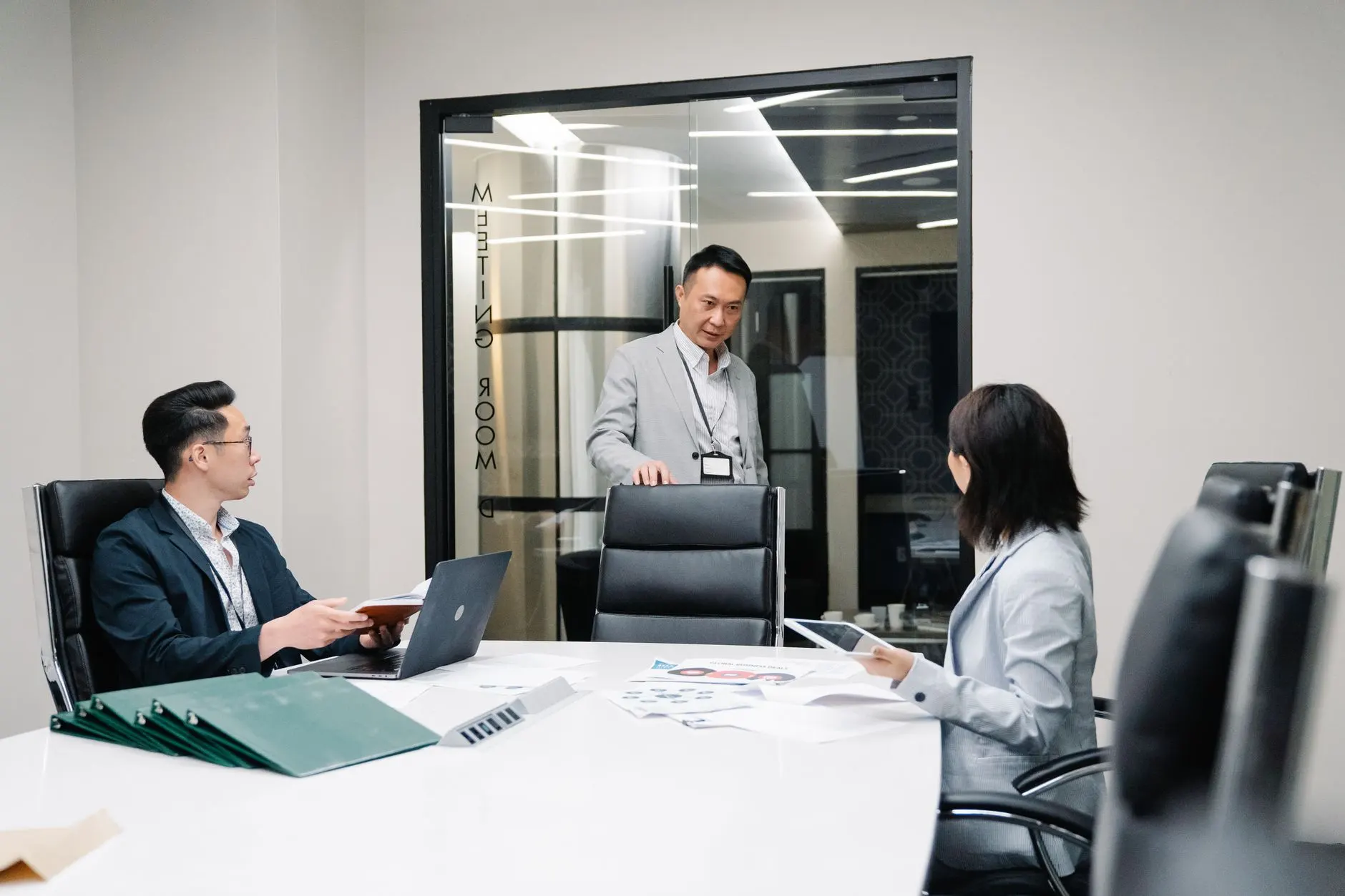 家用储物柜与整理箱材质对比：塑料、金属与实木的性能差异分析