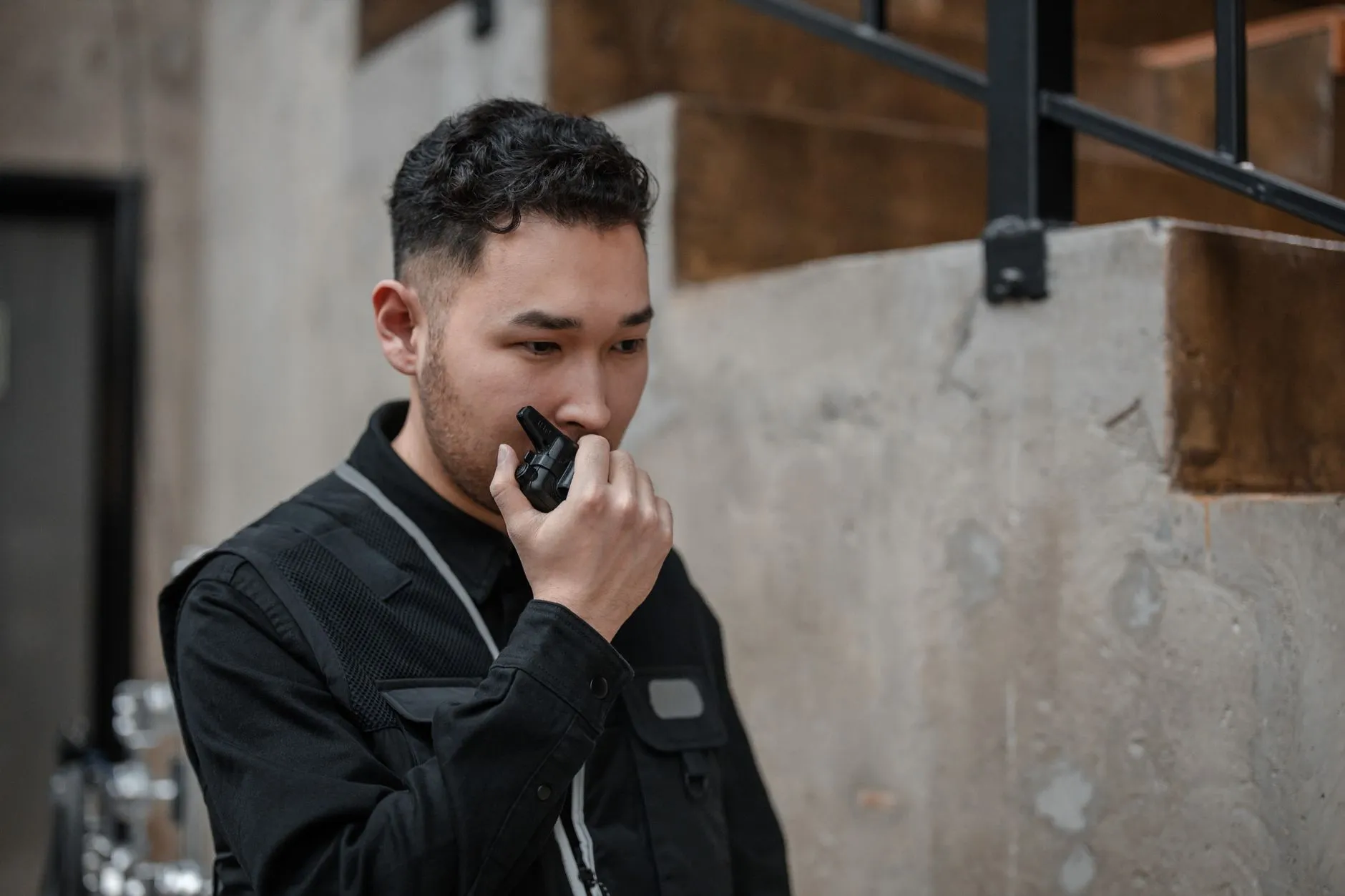 家居收纳产品材质对比:整理箱与储物柜耐用性分析